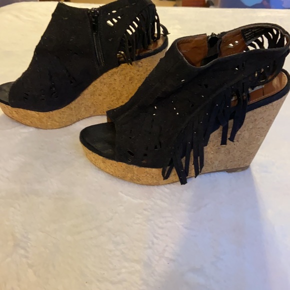 Black, peep toe, fringe wedges…. SPOT ON! - Picture 3 of 6